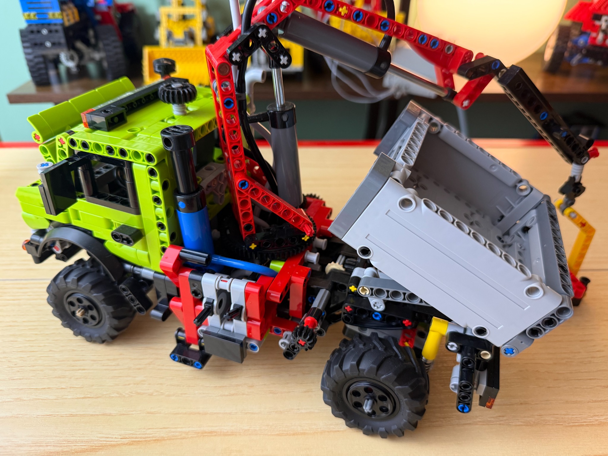 LEGO Technic 42242 Mercedes-Benz Unimog U 530 con gru e cassone ribaltabile